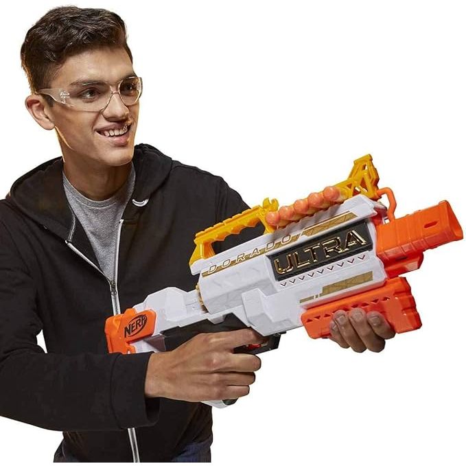 Nerf Ultra Dorado motorisierter Blaster, Goldakzente, schnelles Laden von hinten, 12 Nerf Ultra Darts, nur mit Nerf Ultra Darts kompatibel