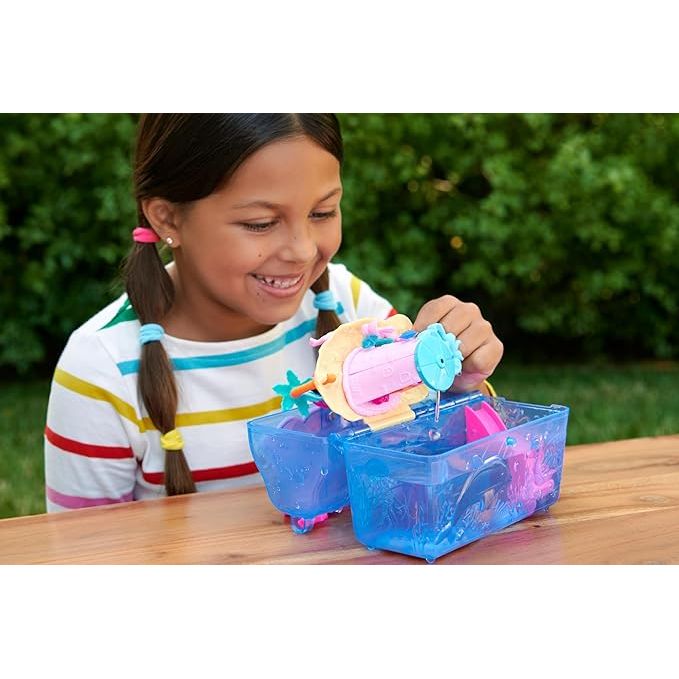 Polly Pocket Glitzerbucht Abenteuer Insel Schatztruhe - Spielset mit 2 Puppen, löslichen Perlen und Zubehör