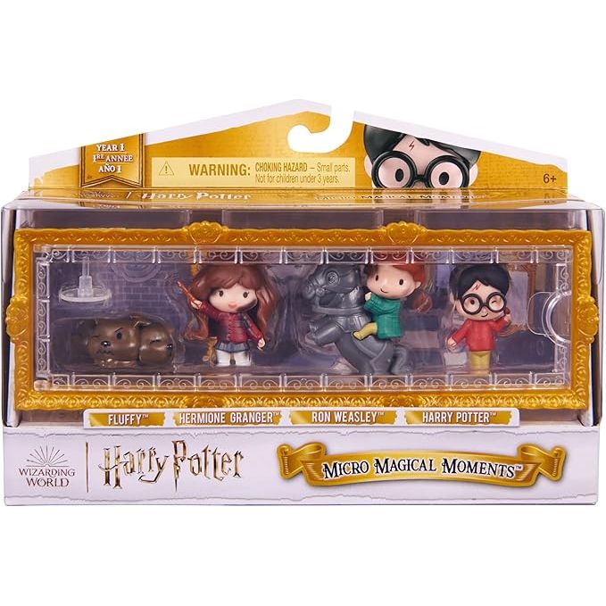 Wizarding World Harry Potter - Micro Magical Moments Sammelfiguren Geschenkset mit Harry Potter, Ron Weasley, Hermine Granger, Hund Fluffy und Setzkasten